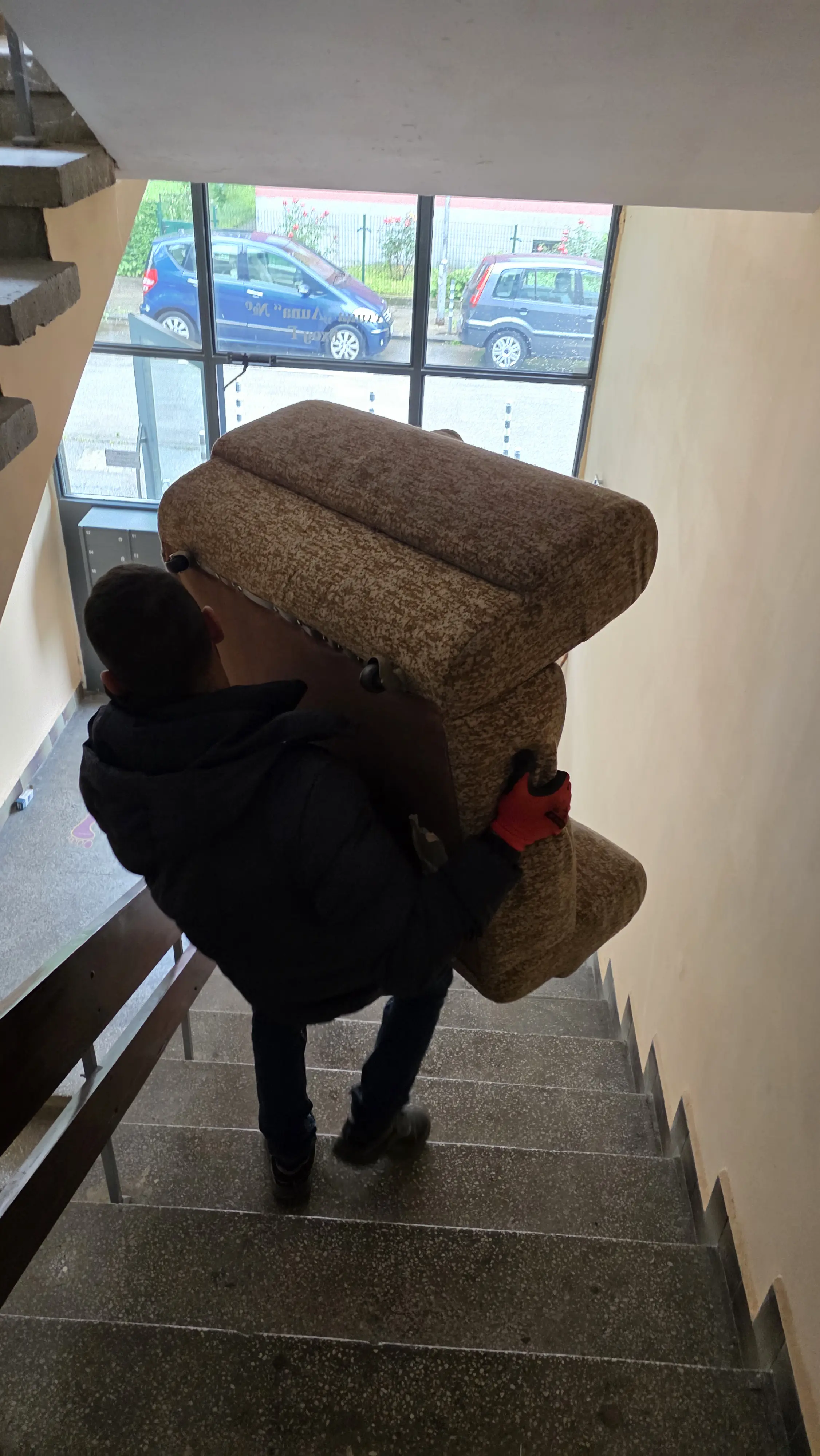 Извозване на стари мебели в Бургас