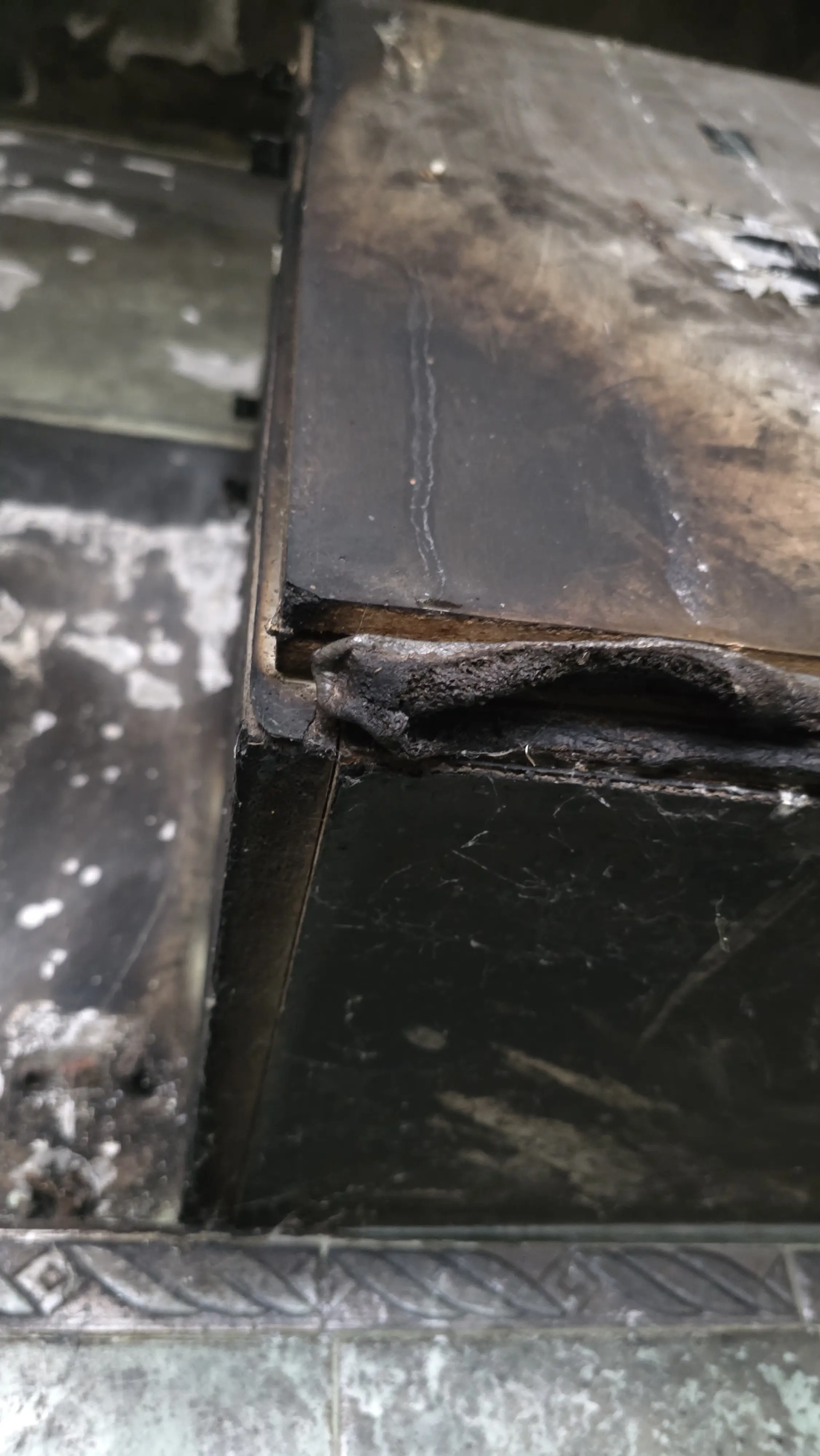 Почистване след пожар в Перник от сажди и дим