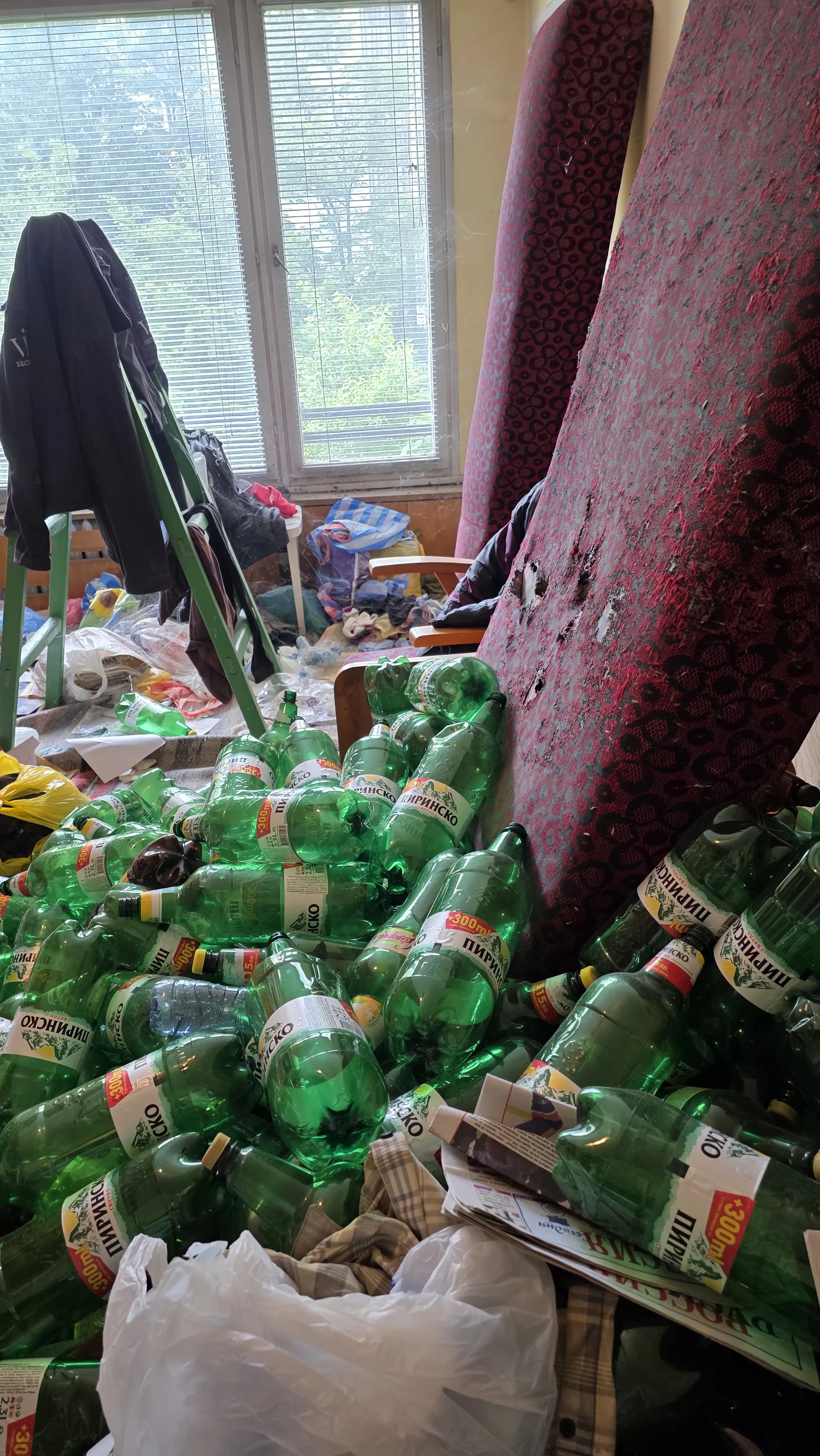 Почистване на клошарско жилище в Чирпан