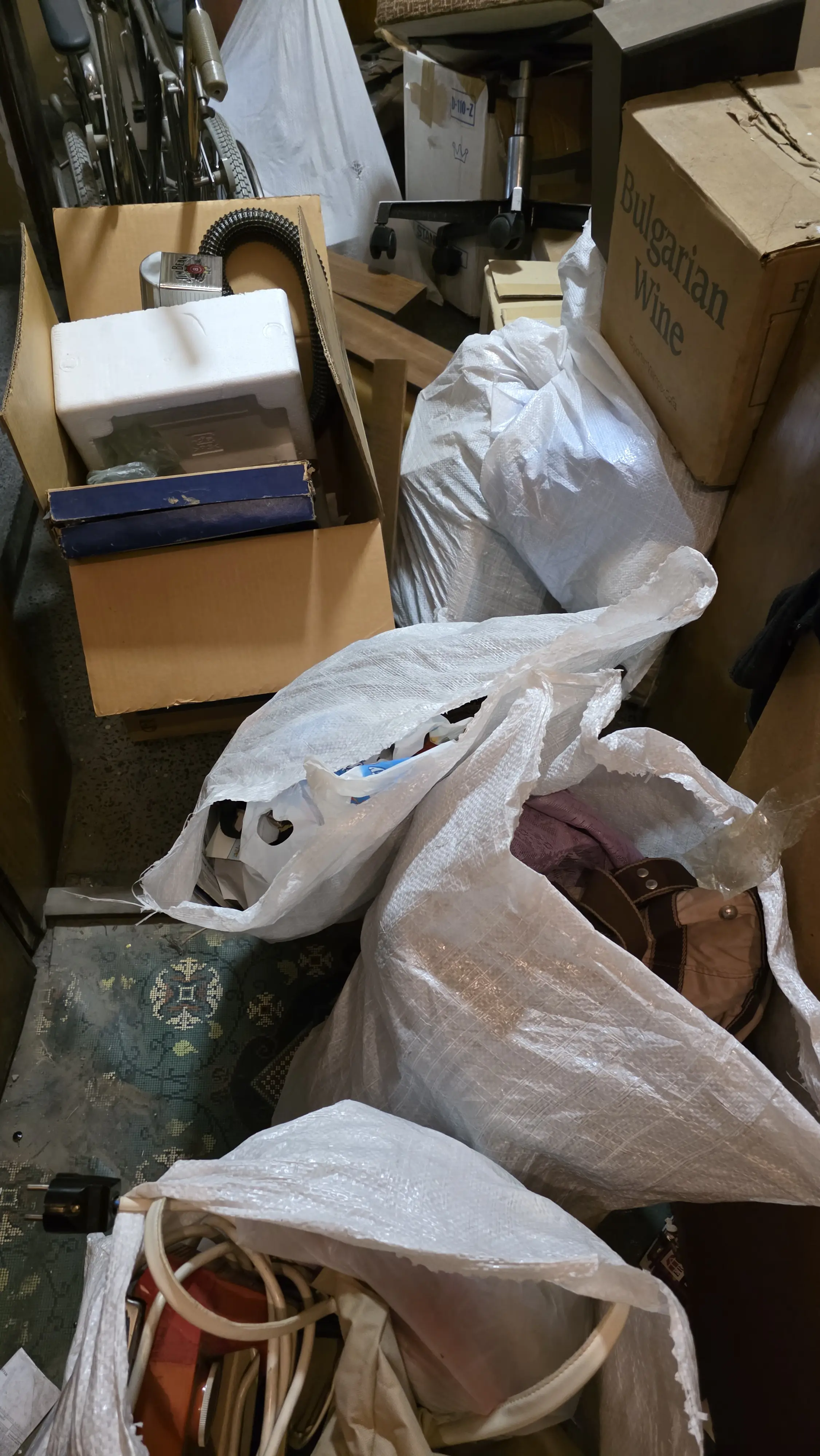 Почистване на мазета и тавани