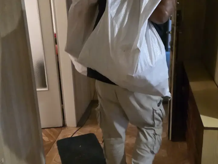 Изпразване на апартаменти с боклук в Долна Митрополия